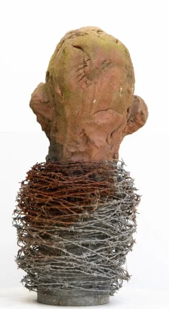 Pamono Óscar Aldonza Torres, Testa 14, 2019, Stoneware Fired in Reduction with Embedded Barbed Wire><noscript><img width=