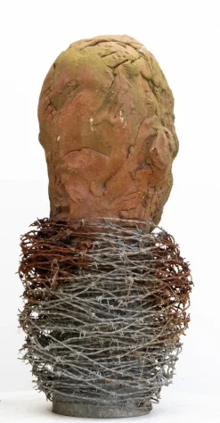 Pamono Óscar Aldonza Torres, Testa 14, 2019, Stoneware Fired in Reduction with Embedded Barbed Wire><noscript><img width=