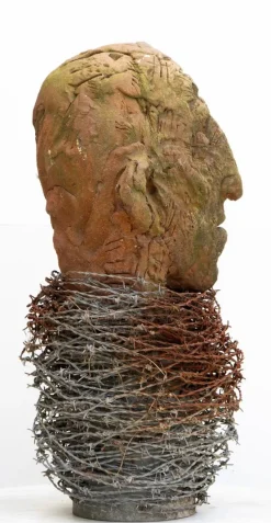 Pamono Óscar Aldonza Torres, Testa 14, 2019, Stoneware Fired in Reduction with Embedded Barbed Wire><noscript><img width=