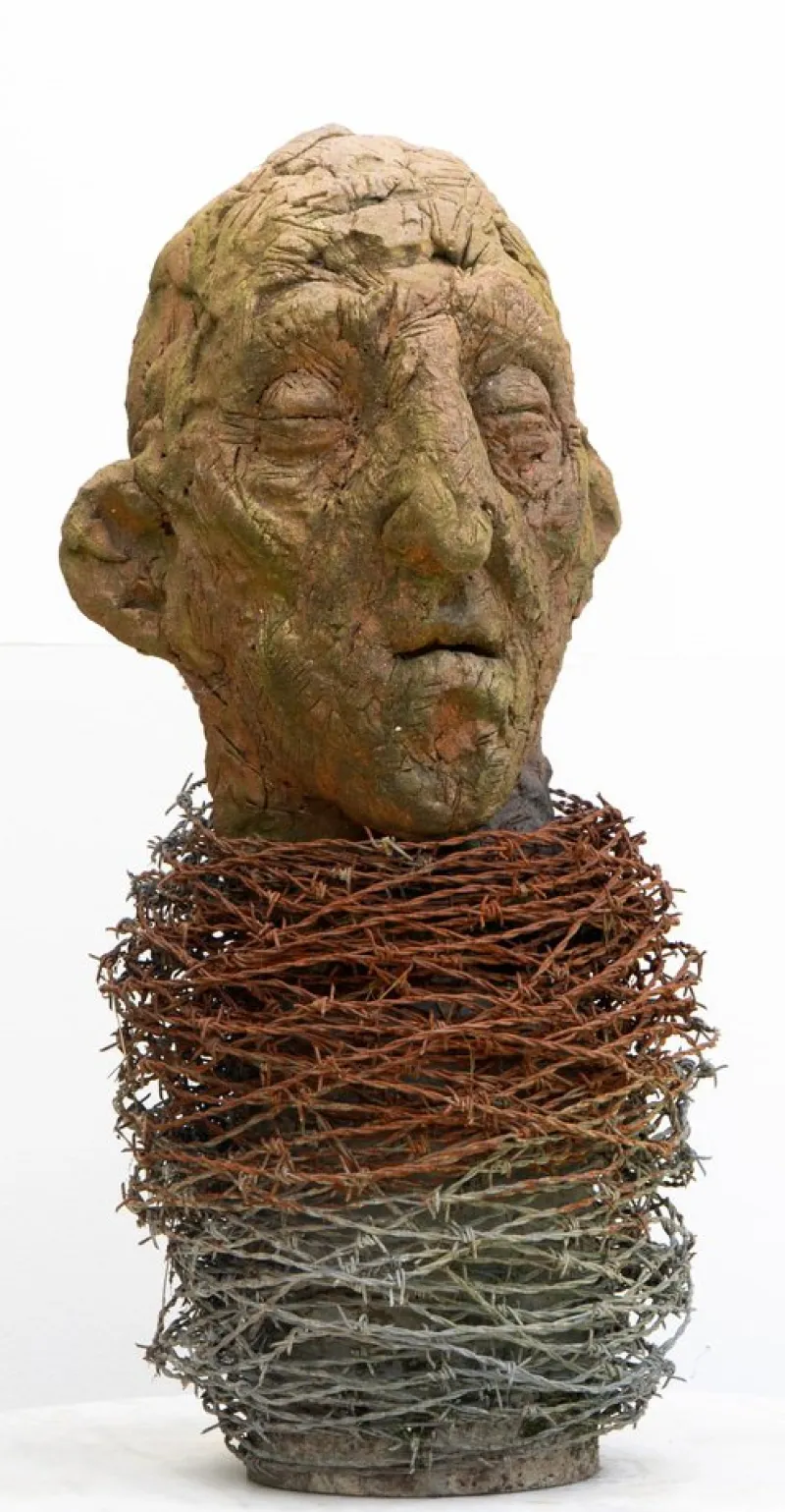 Pamono Óscar Aldonza Torres, Testa 14, 2019, Stoneware Fired in Reduction with Embedded Barbed Wire> Sculpture