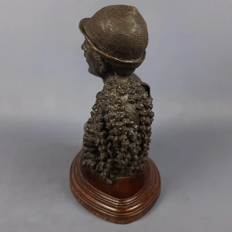 Pamono Sculpture Bust of a Peasant with Bunches of Grapes, Late 1800s, Bronze on a Wooden Base> Sculpture