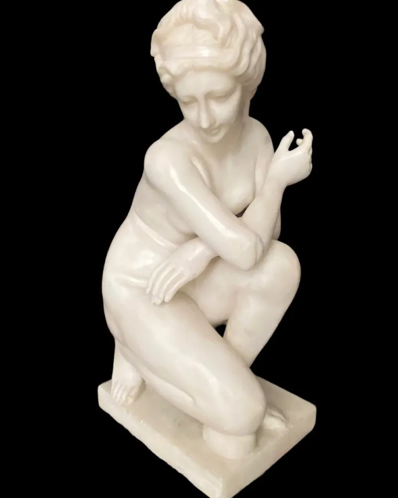 Clearance Pamono Sculpture of Crouching Venus, 20th Century, Marble