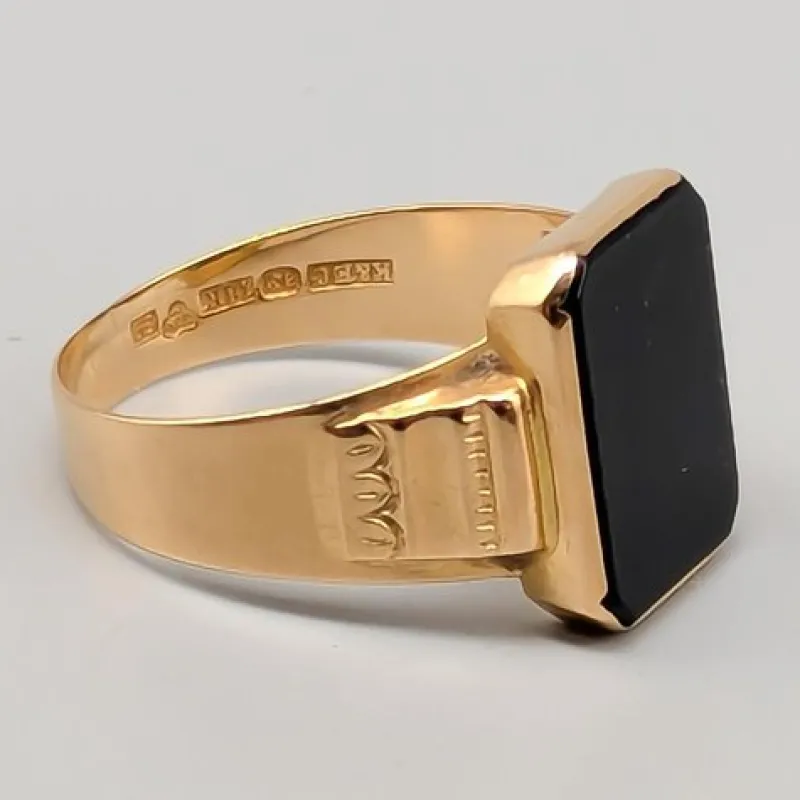 Discount Pamono Signet Ring in Gold with Onyx
