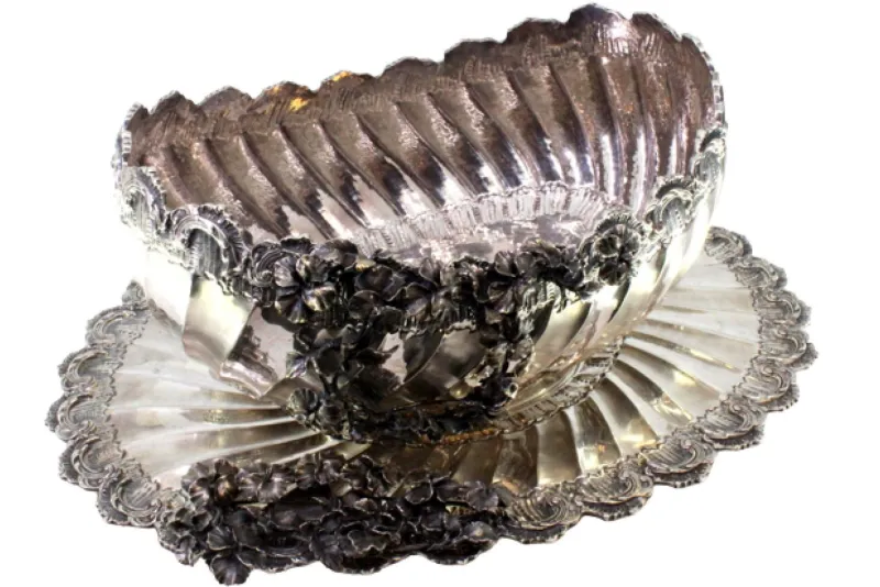 Pamono Silver Fruit Bowl with Raised Floral Motifs, Shell-Shaped Friezes, Spiral Body and Elliptical Base> Bowls