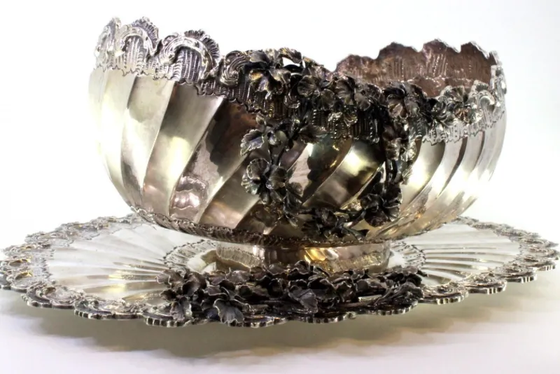 Pamono Silver Fruit Bowl with Raised Floral Motifs, Shell-Shaped Friezes, Spiral Body and Elliptical Base> Bowls
