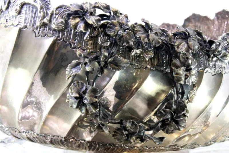 Pamono Silver Fruit Bowl with Raised Floral Motifs, Shell-Shaped Friezes, Spiral Body and Elliptical Base> Bowls