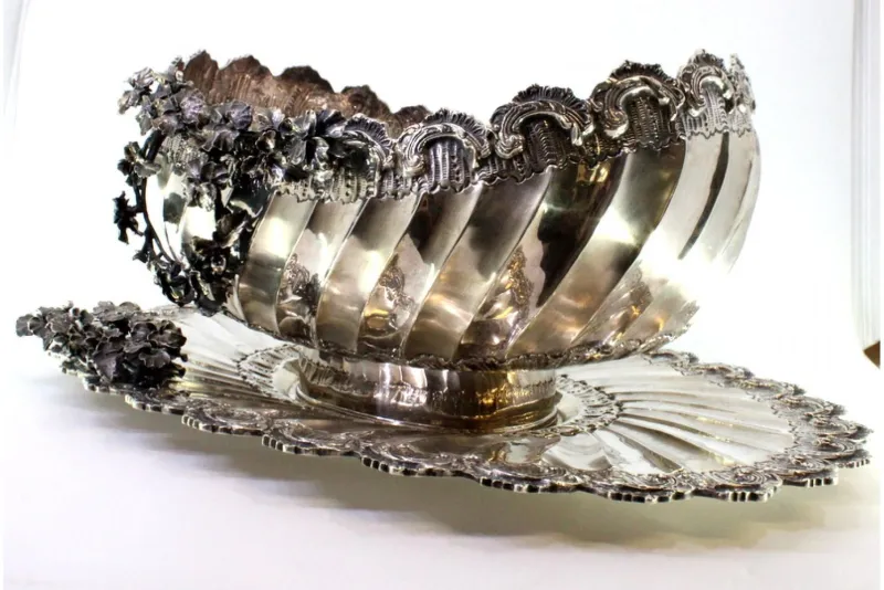 Pamono Silver Fruit Bowl with Raised Floral Motifs, Shell-Shaped Friezes, Spiral Body and Elliptical Base> Bowls