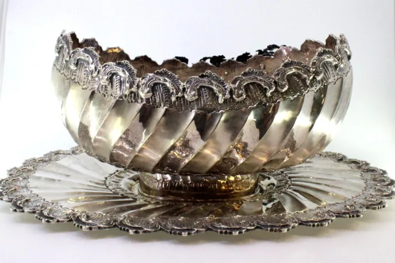 Pamono Silver Fruit Bowl with Raised Floral Motifs, Shell-Shaped Friezes, Spiral Body and Elliptical Base> Bowls