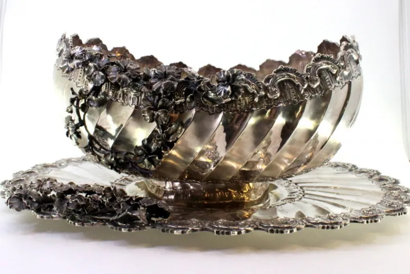 Pamono Silver Fruit Bowl with Raised Floral Motifs, Shell-Shaped Friezes, Spiral Body and Elliptical Base> Bowls
