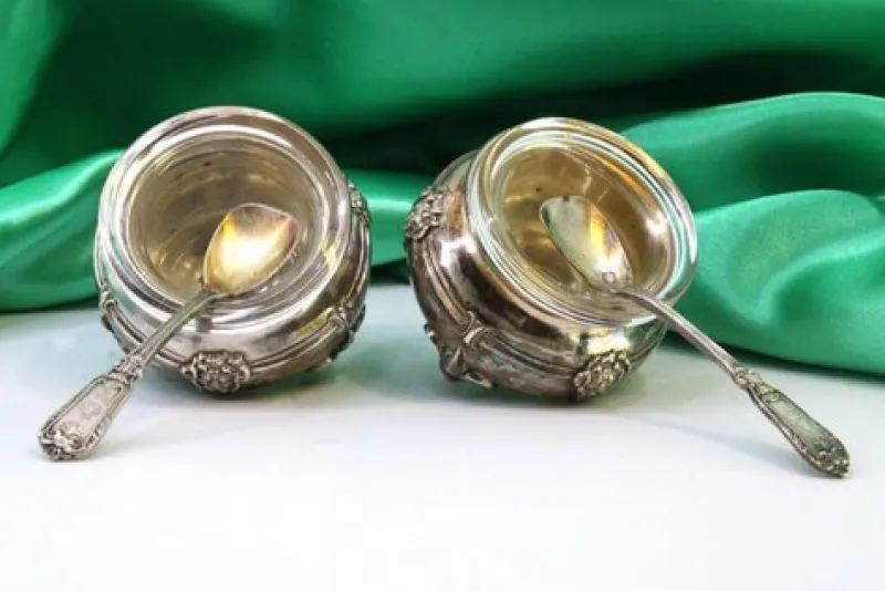 Pamono Silver Salt and Pepper Shakers with Glass Cores and Embossed Spoons, Set of 4> Salt & Pepper Shakers