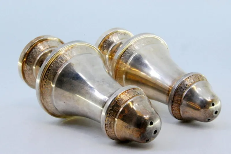 Pamono Silver Salt and Pepper Shakers with Engravings, Set of 2> Salt & Pepper Shakers