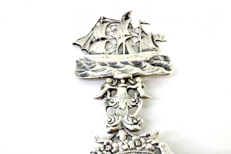 Hot Pamono Silver Tea Strainer with Reliefs, Applications and Caravel Cut-Out Handle