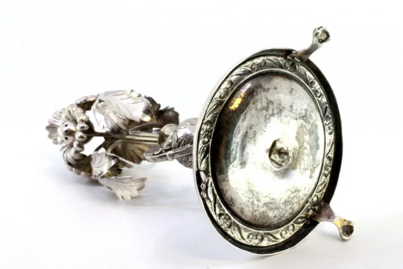 Pamono Silver Toothpick Holder with Floral Reliefs and Applications, Jar with Circular Base and Claw-Shaped Feet> Dinnerware Accessories