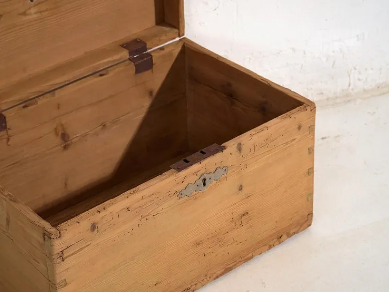 Pamono Small Antique Chest, 1920s> Trunks Crates & Baskets