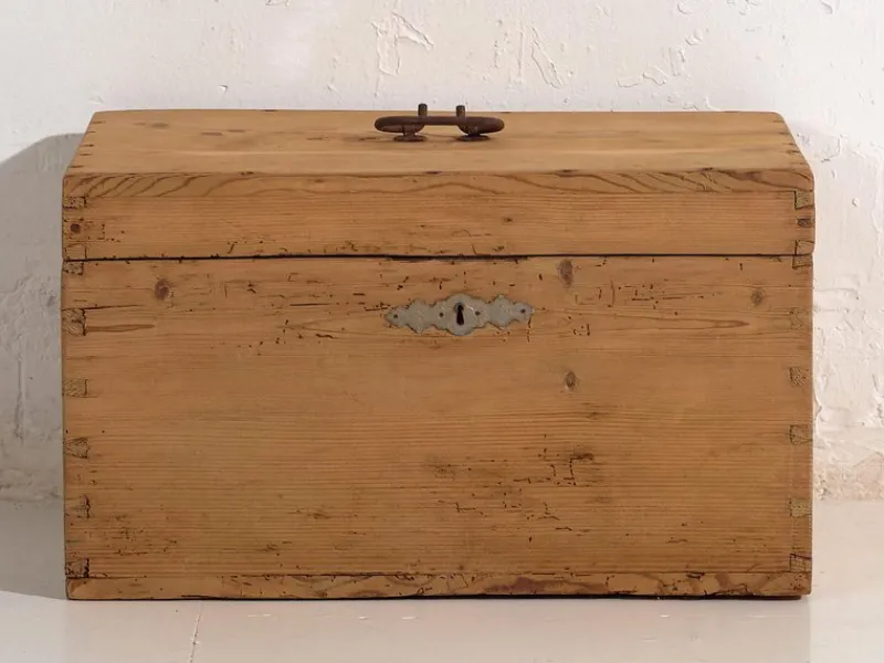 Pamono Small Antique Chest, 1920s> Trunks Crates & Baskets