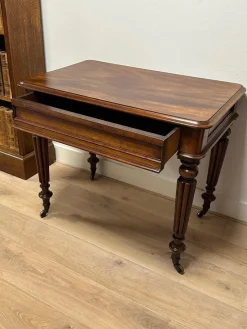 Pamono Small Antique Writing or Side Table><noscript><img width=