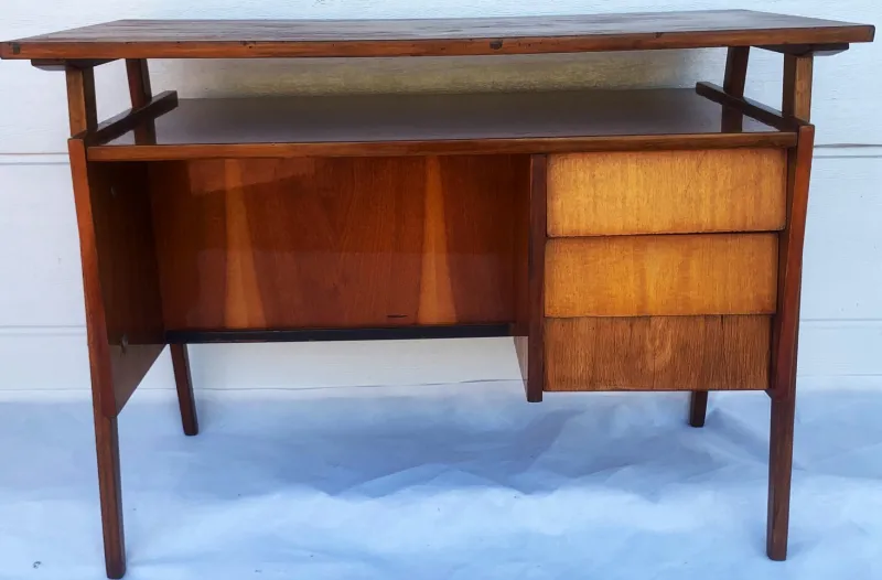Pamono Small Mid-Century Modern Desk, 1950s-1970s> Desks