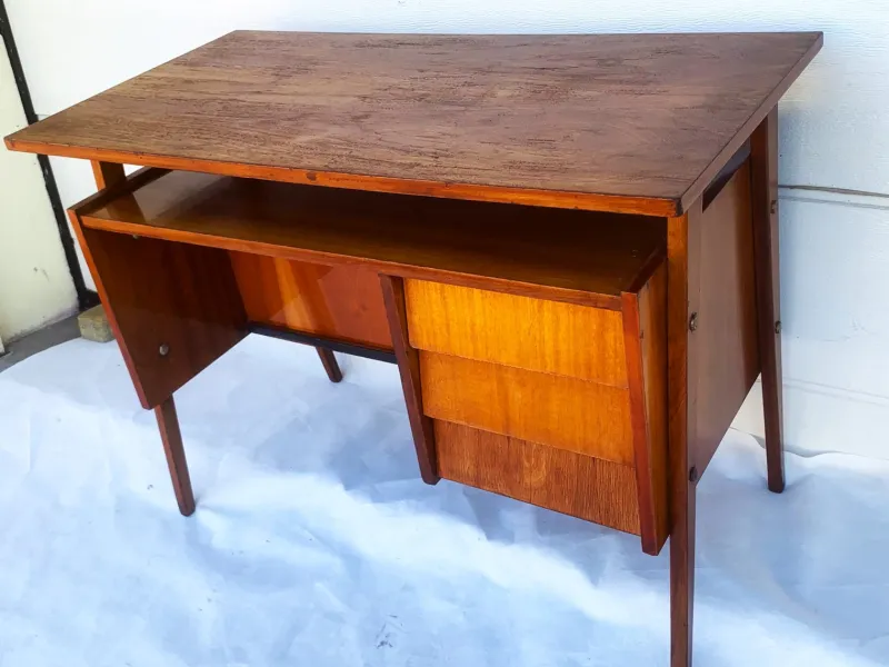 Pamono Small Mid-Century Modern Desk, 1950s-1970s> Desks
