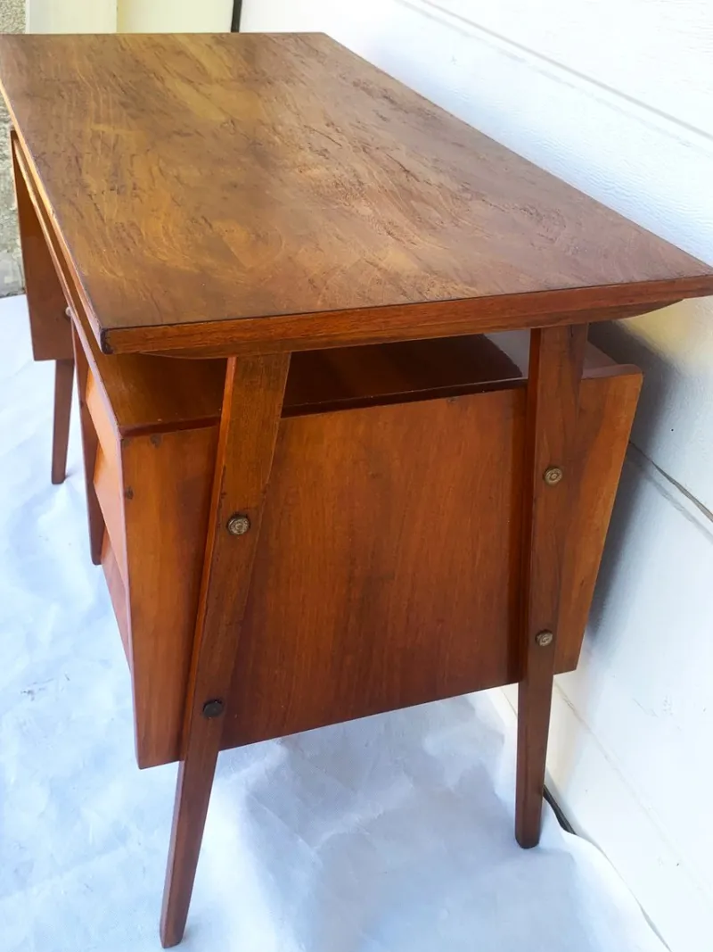Pamono Small Mid-Century Modern Desk, 1950s-1970s> Desks
