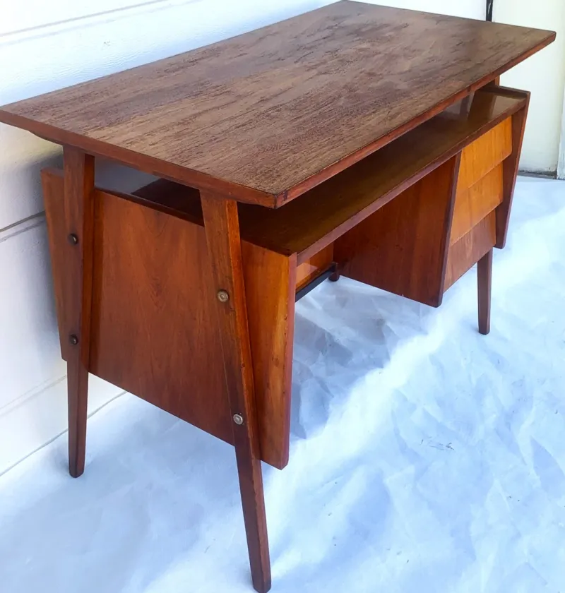 Pamono Small Mid-Century Modern Desk, 1950s-1970s> Desks