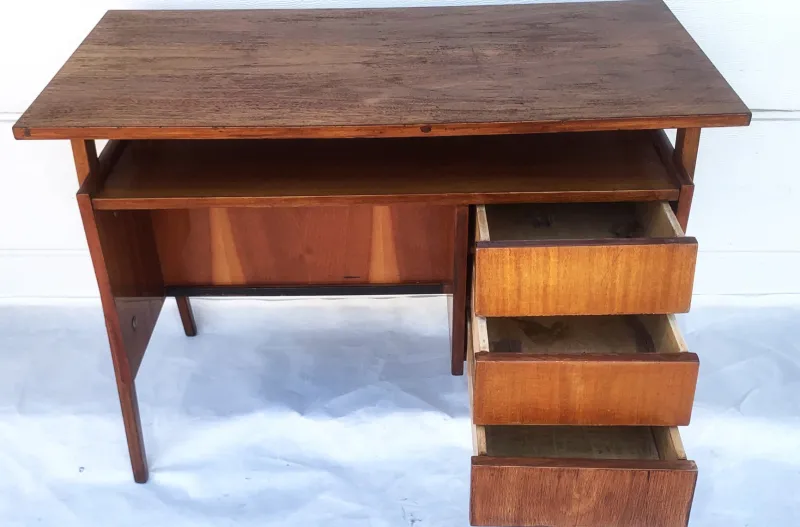 Pamono Small Mid-Century Modern Desk, 1950s-1970s> Desks
