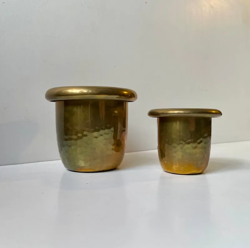 Pamono Small Swedish Grace Hammered Brass Planters, 1940s, Set of 2> Planters And Jardiniere