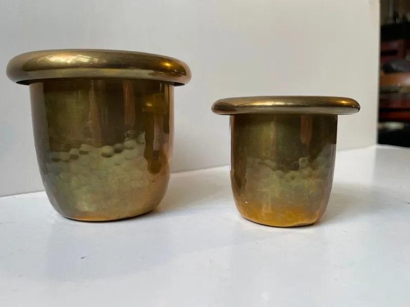Pamono Small Swedish Grace Hammered Brass Planters, 1940s, Set of 2> Planters And Jardiniere