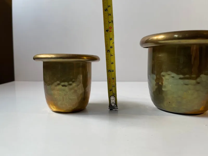 Pamono Small Swedish Grace Hammered Brass Planters, 1940s, Set of 2> Planters And Jardiniere