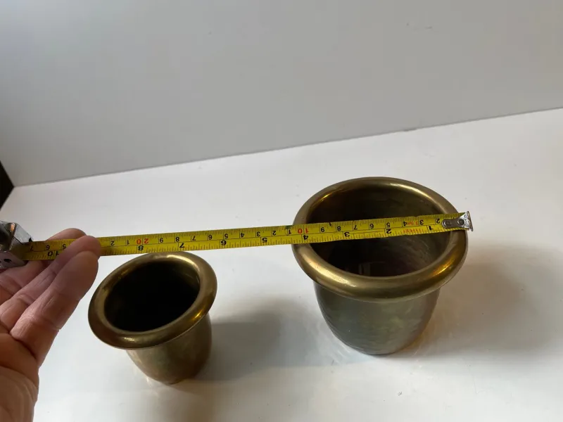 Pamono Small Swedish Grace Hammered Brass Planters, 1940s, Set of 2> Planters And Jardiniere