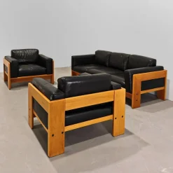 Pamono Sofa and Armchairs Mod. Bastiano in Oak Wood and Black Leather by Afra and Tobia Scarpa for Gavina, 1960s, Set of 3><noscript><img width=