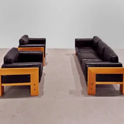 Pamono Sofa and Armchairs Mod. Bastiano in Oak Wood and Black Leather by Afra and Tobia Scarpa for Gavina, 1960s, Set of 3><noscript><img width=