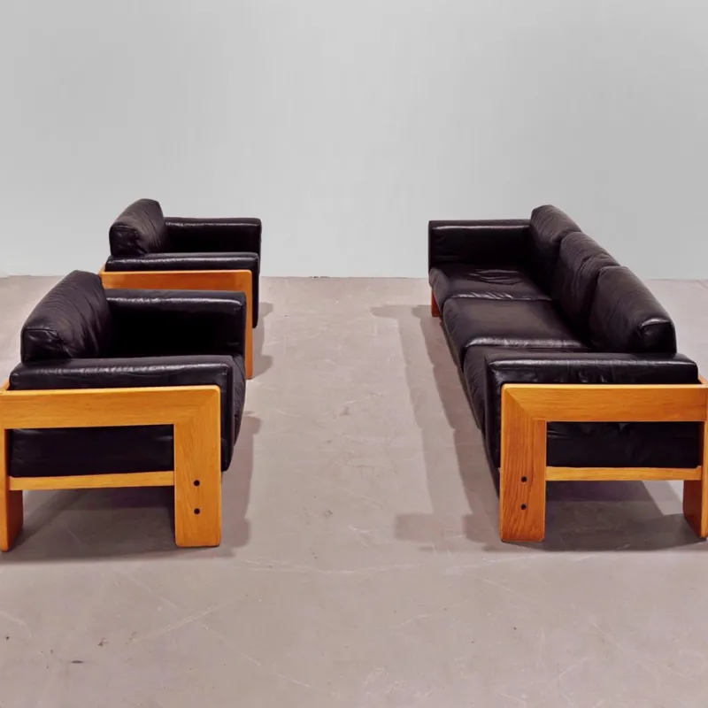 Pamono Sofa and Armchairs Mod. Bastiano in Oak Wood and Black Leather by Afra and Tobia Scarpa for Gavina, 1960s, Set of 3> Living Room Sets