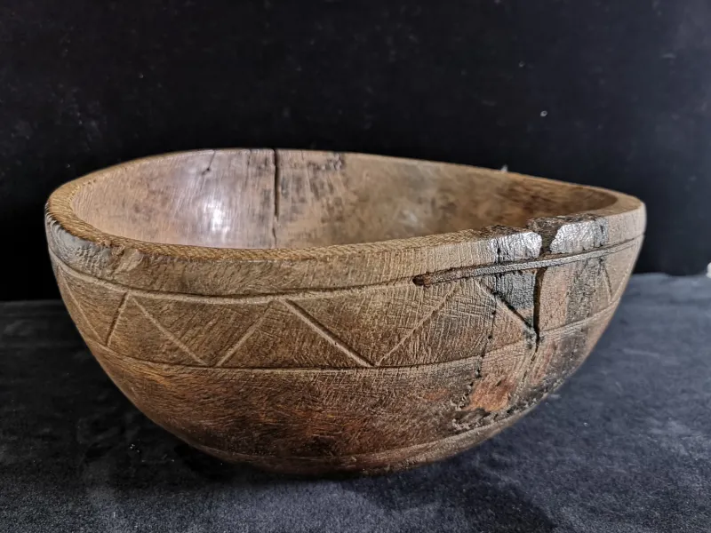 New Pamono Spanish Dug-Out Decorated Shepherd's Bowl in Oak, 1800s