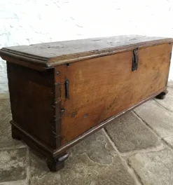 Pamono Spanish Walnut 6-Plank Chest, 17th Century> Trunks Crates & Baskets