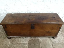 Pamono Spanish Walnut 6-Plank Chest, 17th Century> Trunks Crates & Baskets