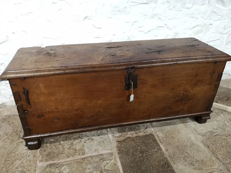 Pamono Spanish Walnut 6-Plank Chest, 17th Century> Trunks Crates & Baskets