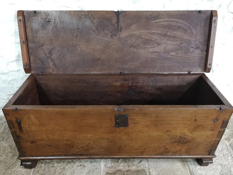 Pamono Spanish Walnut 6-Plank Chest, 17th Century> Trunks Crates & Baskets