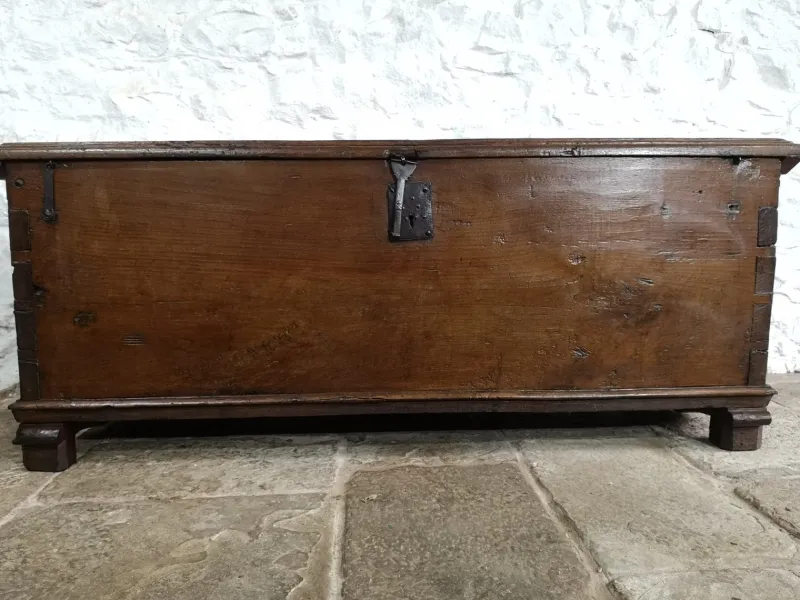Pamono Spanish Walnut 6-Plank Chest, 17th Century> Trunks Crates & Baskets