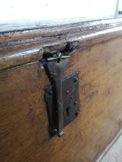 Pamono Spanish Walnut 6-Plank Chest, 17th Century><noscript><img width=