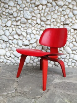 Pamono Stained Red LCW Lounge Chair by Charles & Ray Eames for Herman Miller / Evans Products Company, 1948> Lounge Chairs & Armchairs