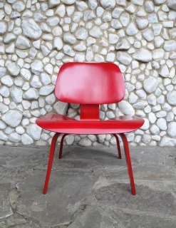 Pamono Stained Red LCW Lounge Chair by Charles & Ray Eames for Herman Miller / Evans Products Company, 1948><noscript><img width=