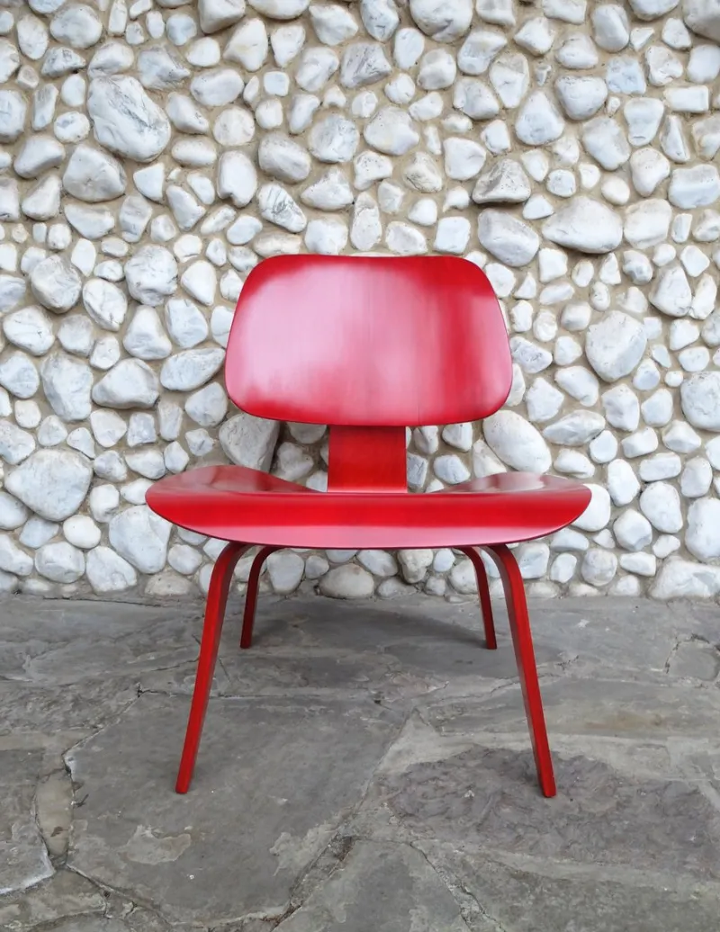 Pamono Stained Red LCW Lounge Chair by Charles & Ray Eames for Herman Miller / Evans Products Company, 1948> Lounge Chairs & Armchairs