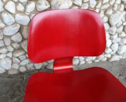 Pamono Stained Red LCW Lounge Chair by Charles & Ray Eames for Herman Miller / Evans Products Company, 1948><noscript><img width=