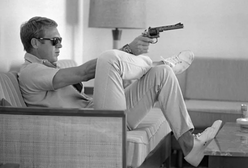 Pamono Steve Mcqueen Takes Aim Framed in Black by John Dominis> Mid-Century
