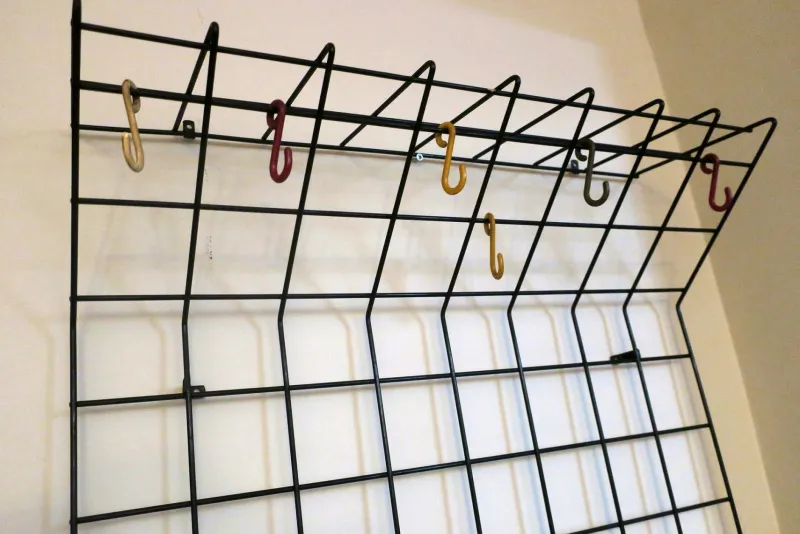 Pamono String Black Metal Coat and Hat Rack, 1950s> Racks, Hooks & Valets