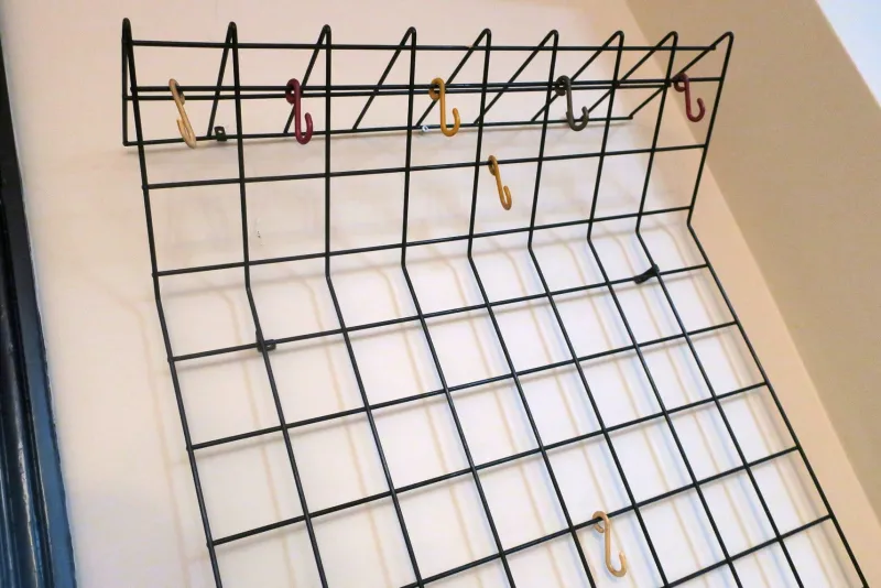 Pamono String Black Metal Coat and Hat Rack, 1950s> Racks, Hooks & Valets