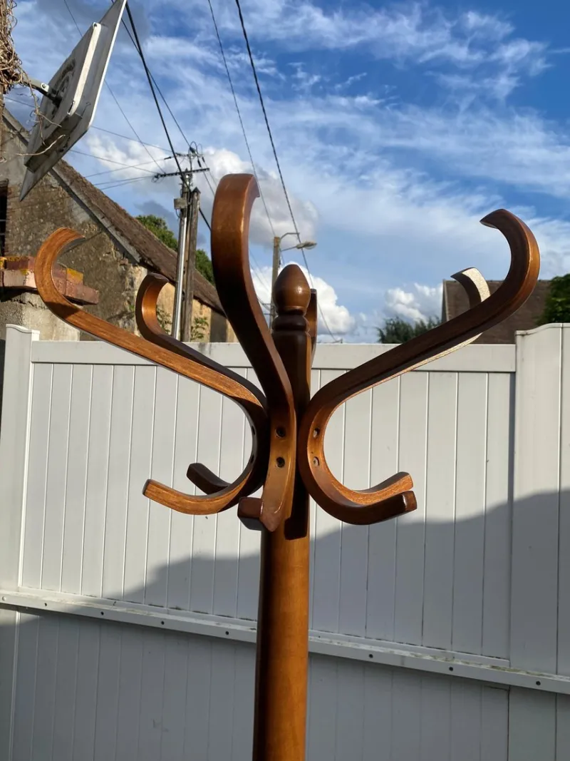 Pamono Swivel Parrot Coat Rack in Curved Wood, 1970s> Racks, Hooks & Valets
