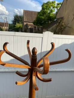 Pamono Swivel Parrot Coat Rack in Curved Wood, 1970s><noscript><img width=