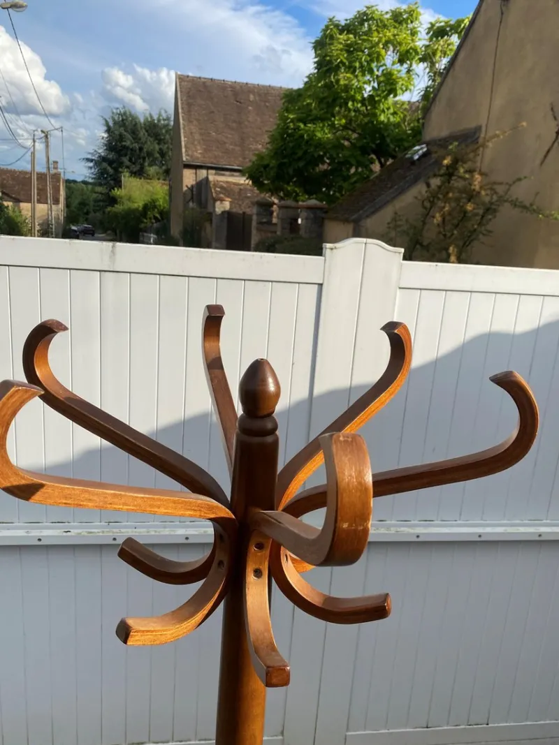 Pamono Swivel Parrot Coat Rack in Curved Wood, 1970s> Racks, Hooks & Valets