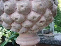 Pamono Terracotta Pinecone Garden Sculptures, 1980s, Set of 2> Garden Accessories